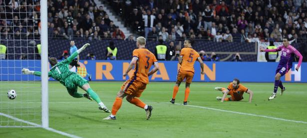 乐鱼体育竞技-荷兰队在足球赛中展现出强大实力