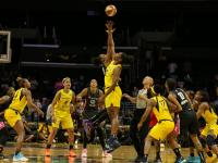 乐鱼体育直播-包含NBA球员实力悍不可挡，赛场上尽展风采！的词条