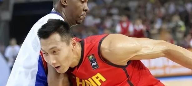 乐鱼体育平台-易建联与队友产生矛盾，引发球队内讧风波