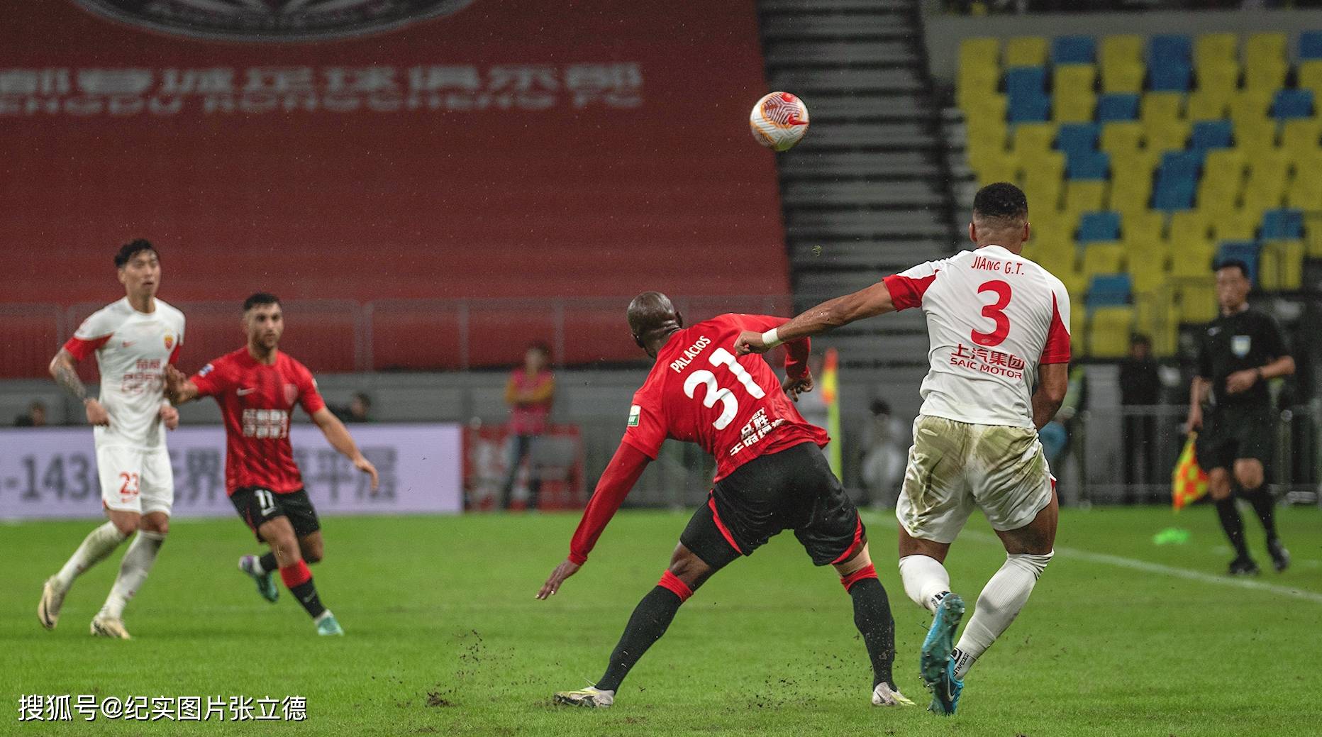 凭借一波上海海港,亚冠成功救主,现场球迷泪目的简单介绍 凭借一波上海海港,亚冠成功救主,现场球迷泪目的简单介绍