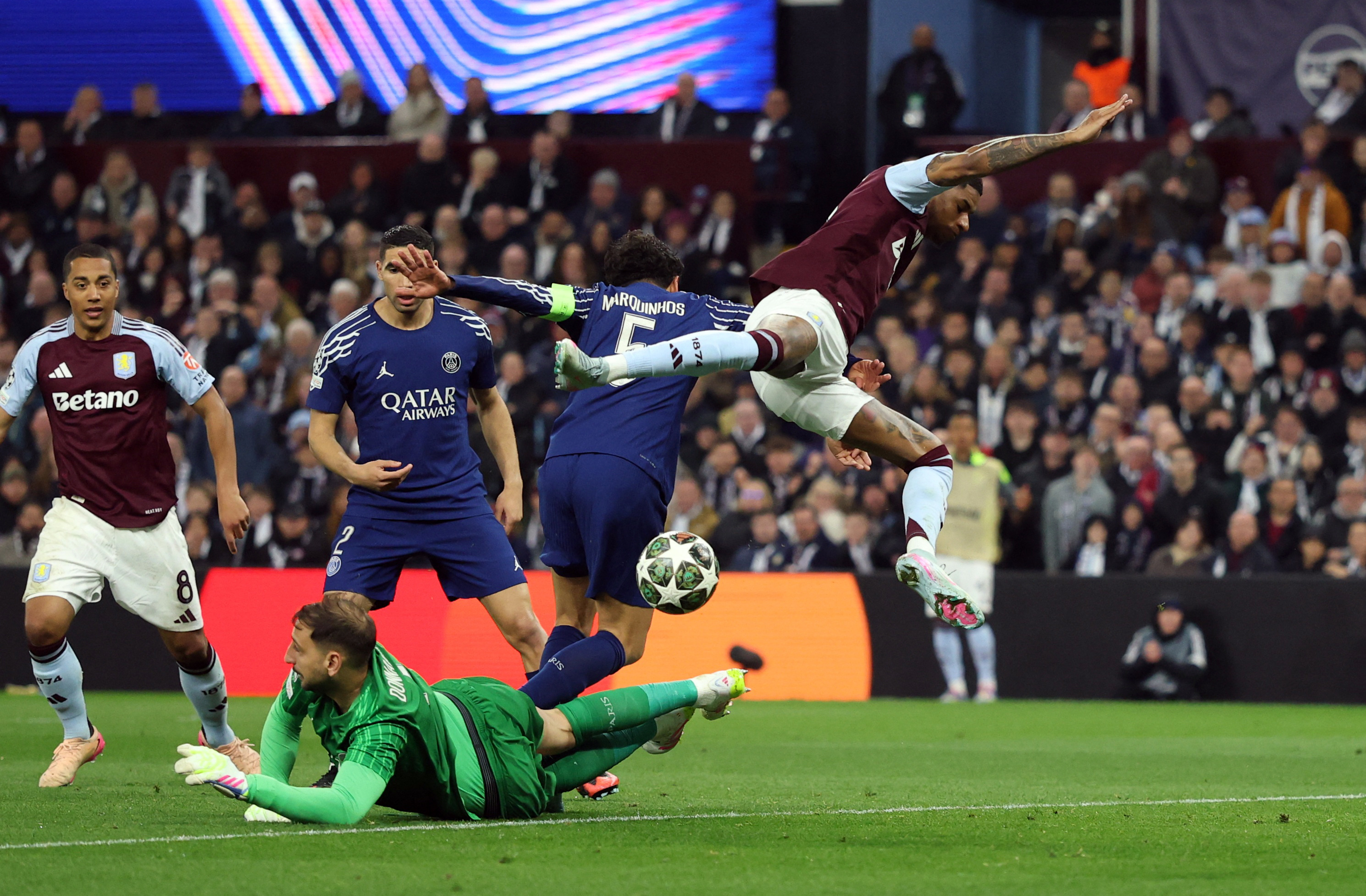 包含巴黎圣日耳曼逆转皇家马德里，晋级聚焦的词条