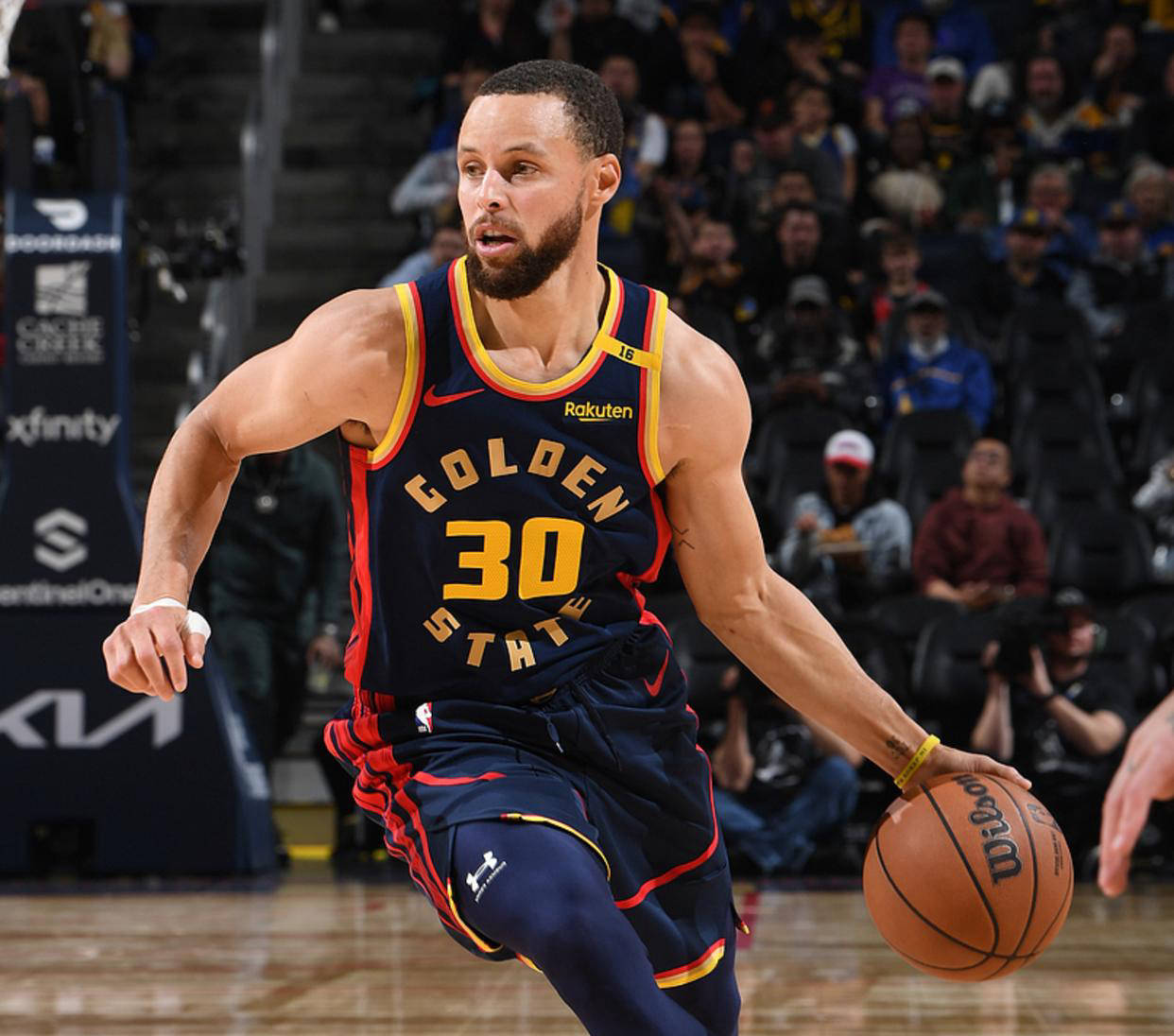 火箭遭遇连败，库里再度发挥出色