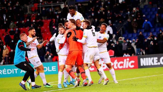 巴黎圣日耳曼队与尼斯展开激烈比赛 巴黎圣日耳曼队与尼斯展开激烈比赛