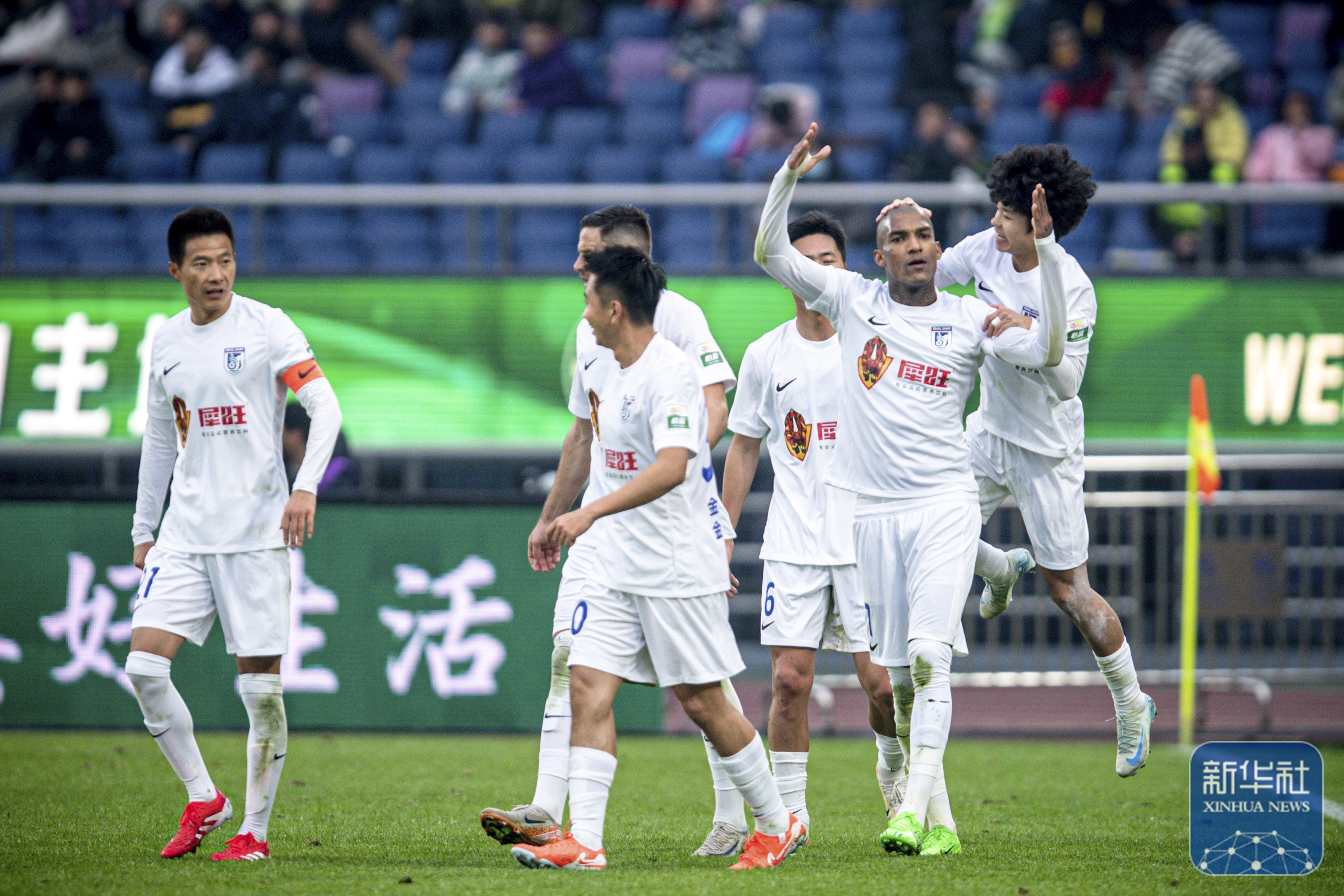 球员们拼尽全力,中超联赛赛场燃情开战的简单介绍 球员们拼尽全力,中超联赛赛场燃情开战的简单介绍