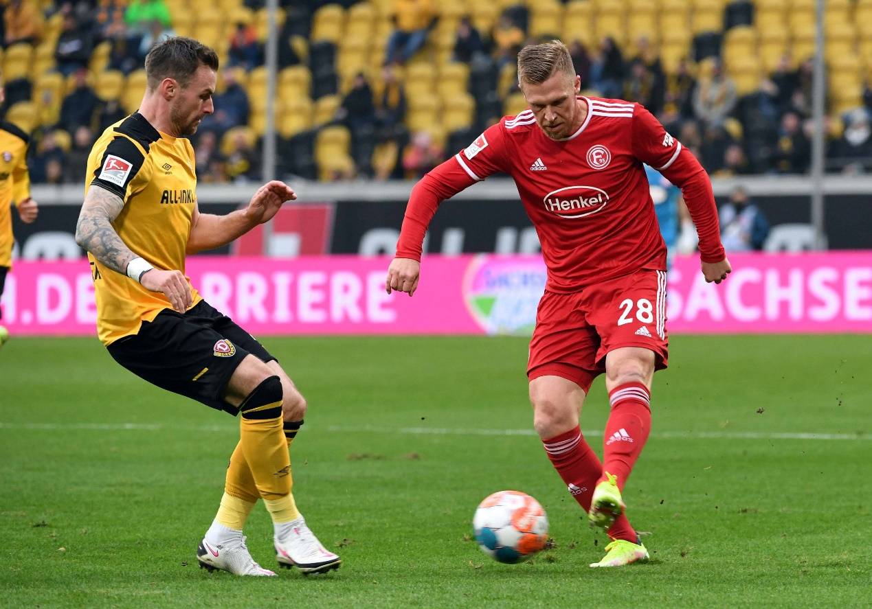 包含斯图加特:挺立不倒,誓保德甲席位的词条 包含斯图加特:挺立不倒,誓保德甲席位的词条