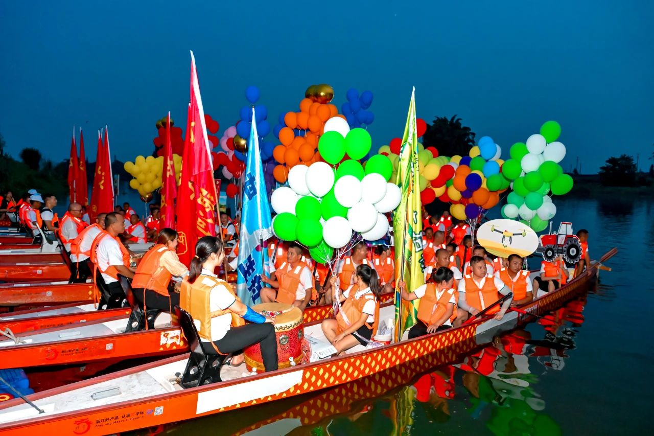 紧张气氛中,观众席鼓声雷动 紧张气氛中,观众席鼓声雷动