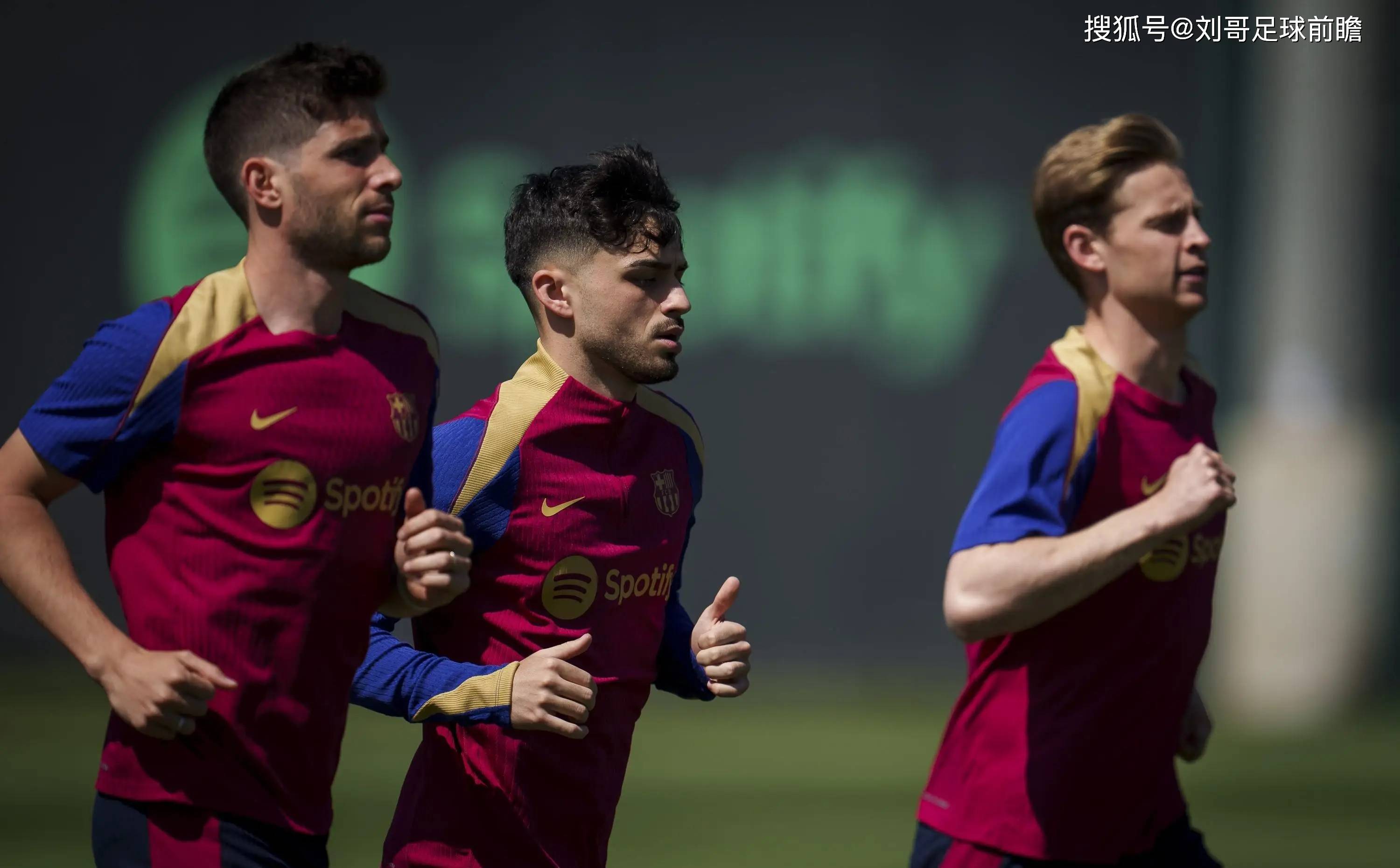 足球比赛决出胜负，球员表现获得认可