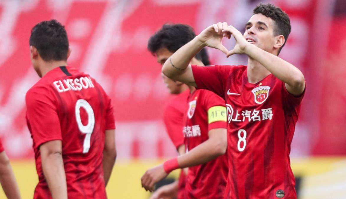 足球比赛决出胜负，球员表现获得认可