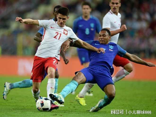 荷兰队击败波兰，保持不败纪录