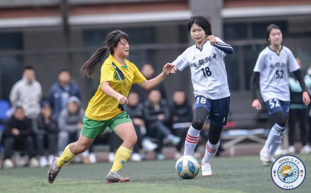 姑娘们在足球场上奋勇拼搏,以实力证明自己 姑娘们在足球场上奋勇拼搏,以实力证明自己