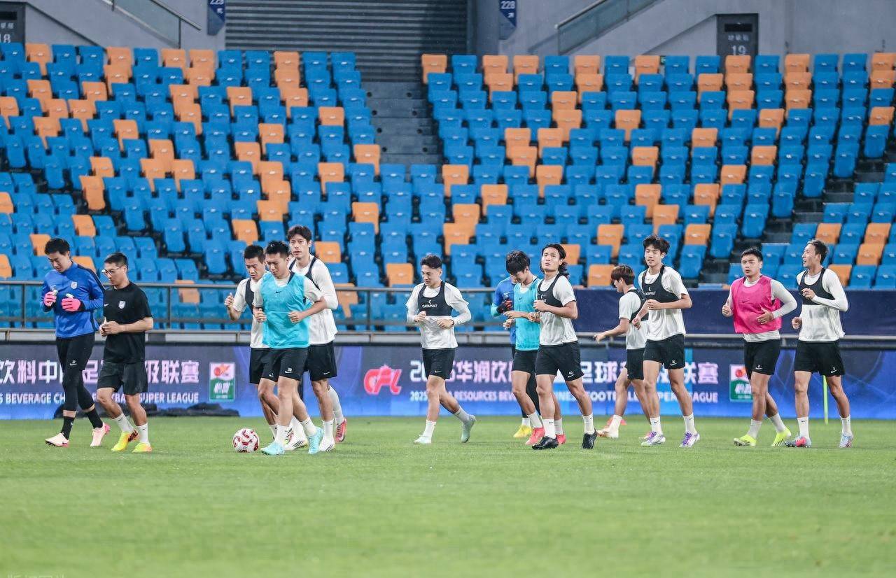 关于中超球员技艺高超,球迷沉浸在精彩表演中的信息 关于中超球员技艺高超,球迷沉浸在精彩表演中的信息