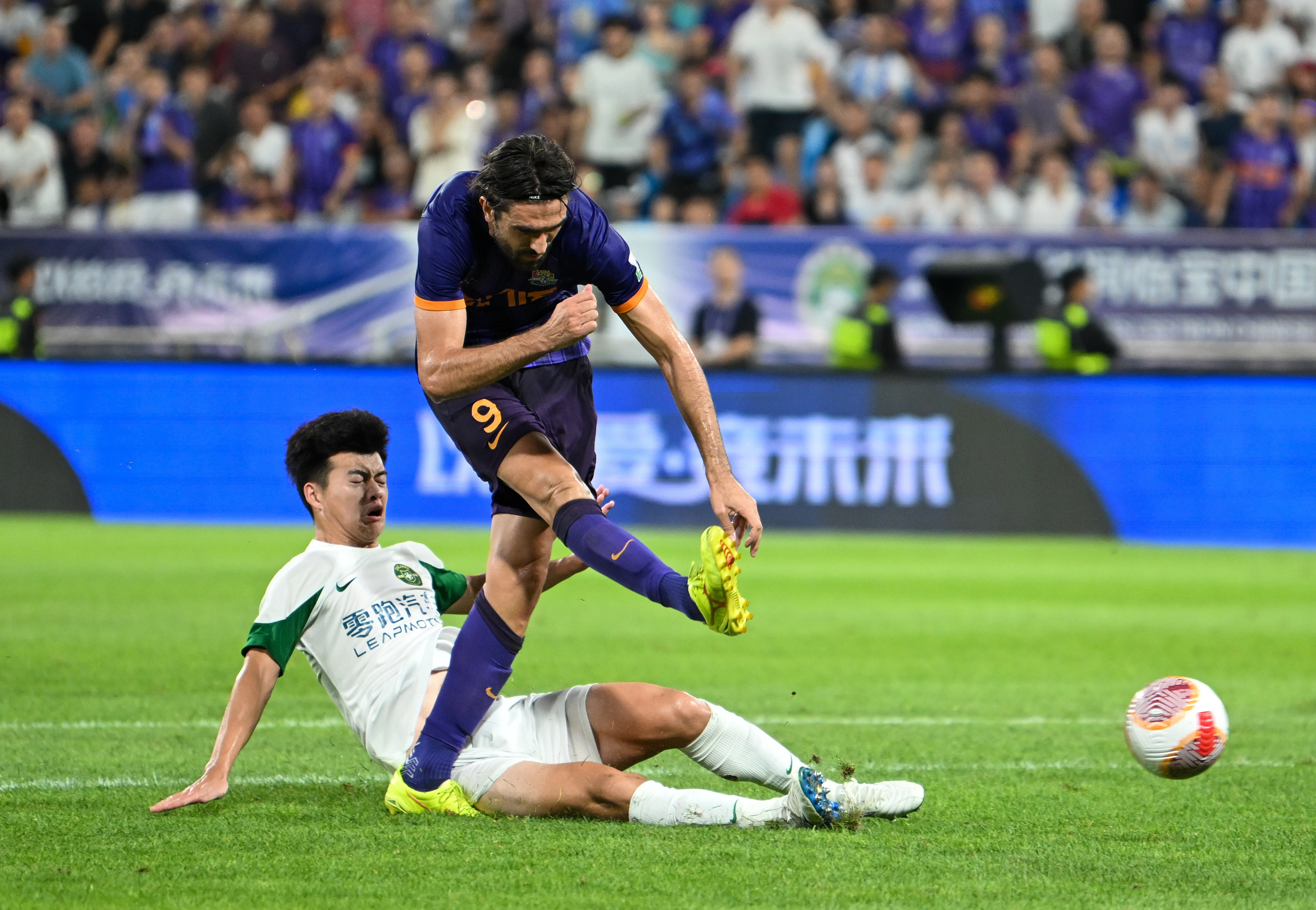 关于中超球员技艺高超,球迷沉浸在精彩表演中的信息 关于中超球员技艺高超,球迷沉浸在精彩表演中的信息