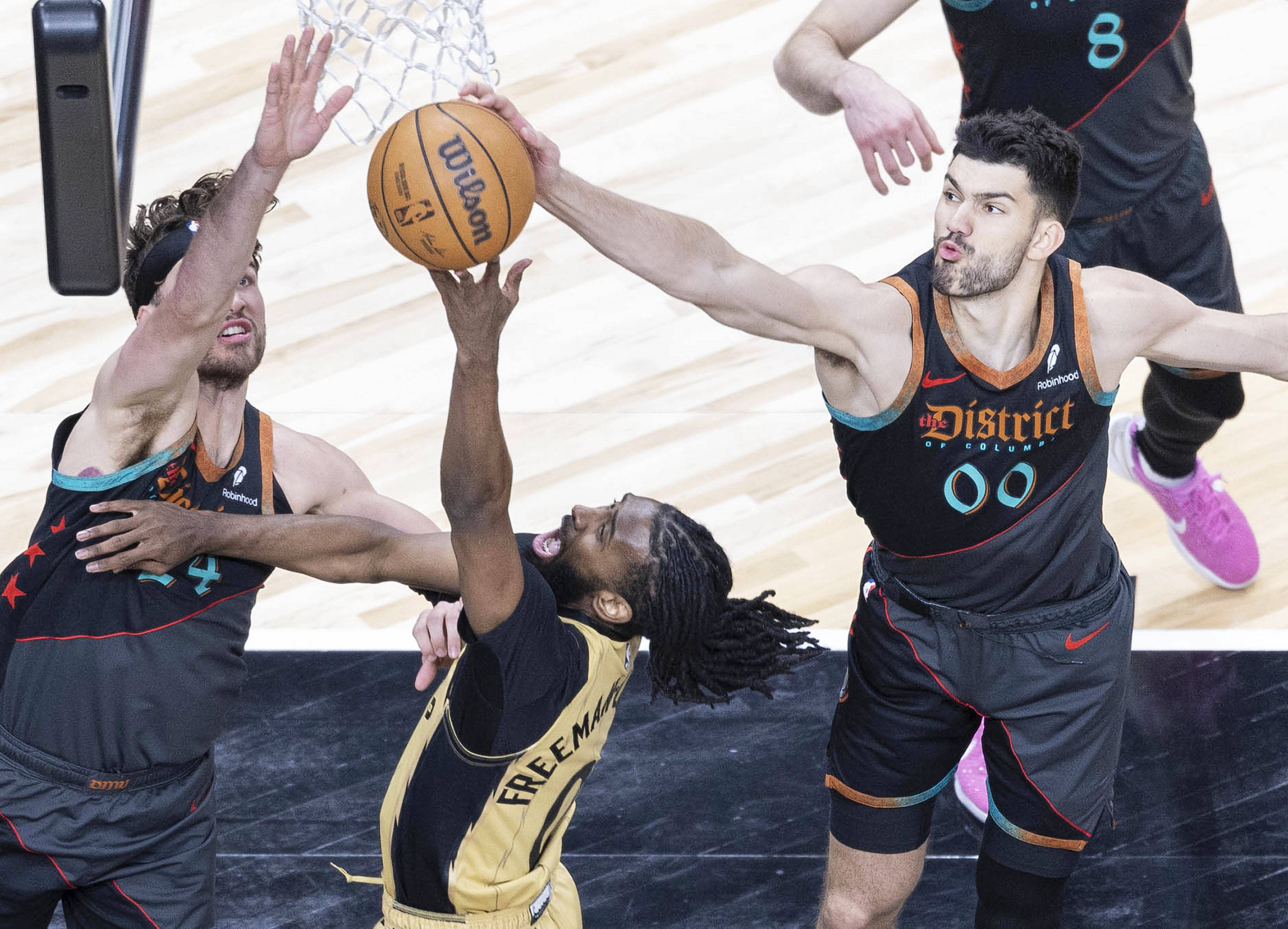 猛龙后卫神勇表现,率队击败对手 猛龙后卫神勇表现,率队击败对手