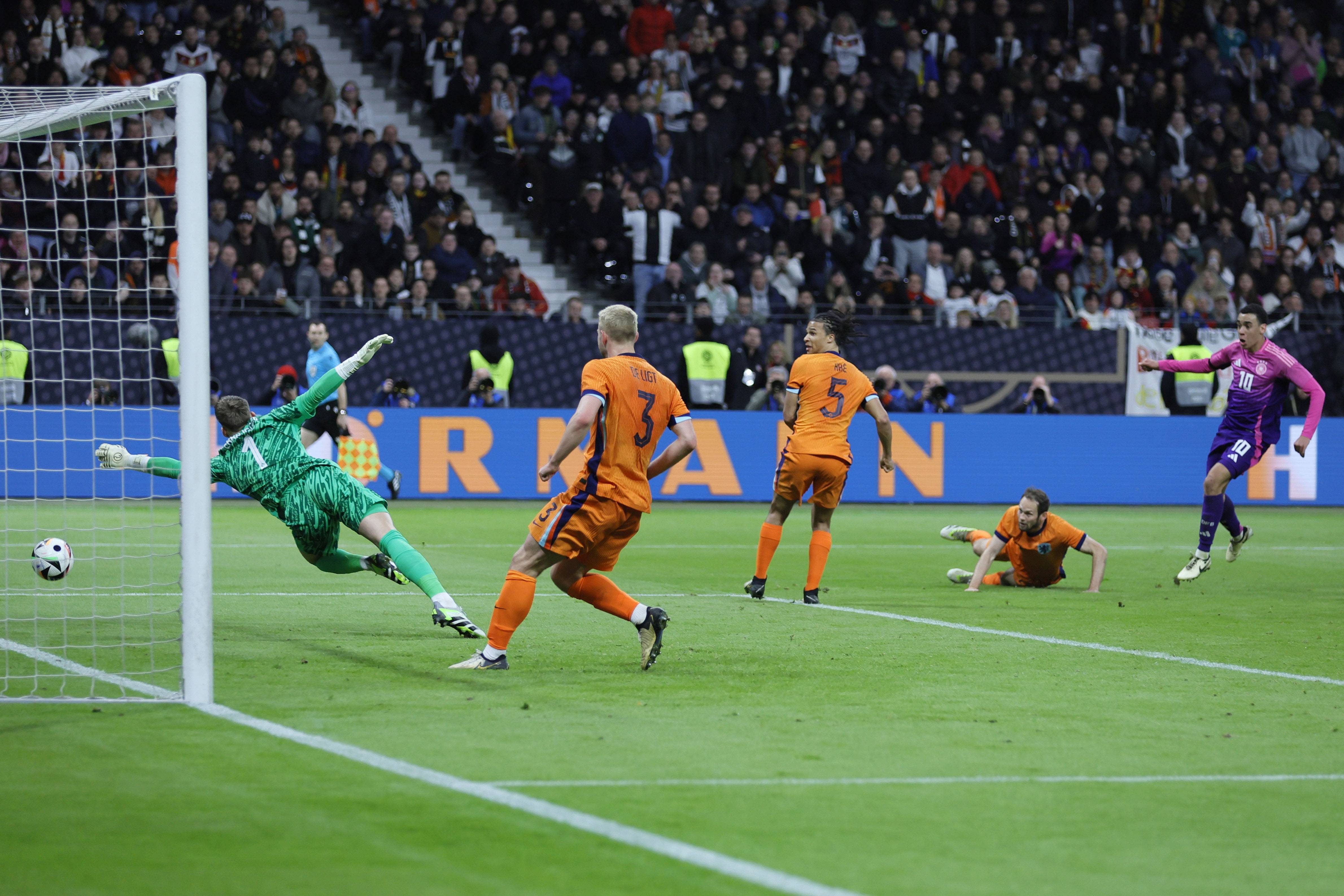 荷兰队在足球赛中展现出强大实力 荷兰队在足球赛中展现出强大实力