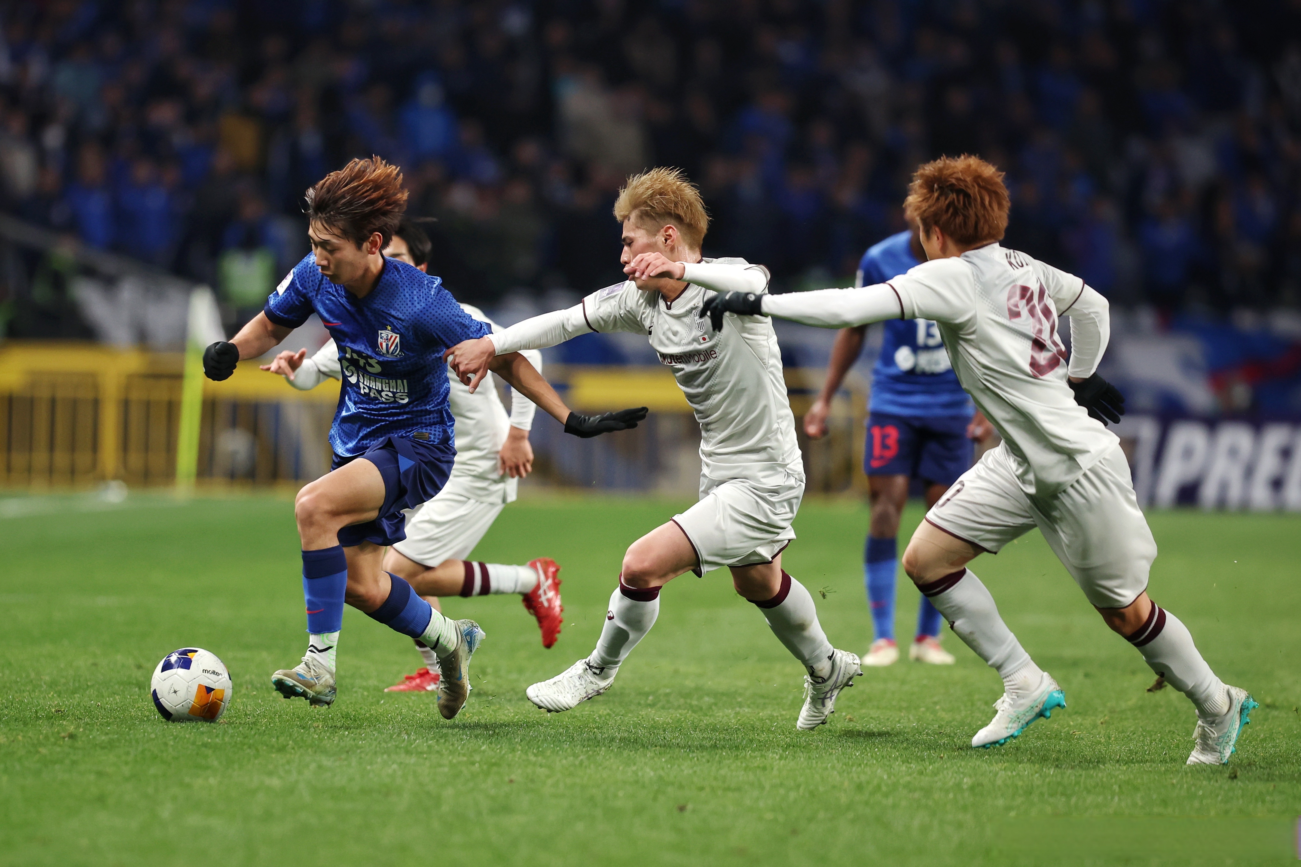 足球比赛中球队展现了对手无法战胜的力量 足球比赛中球队展现了对手无法战胜的力量