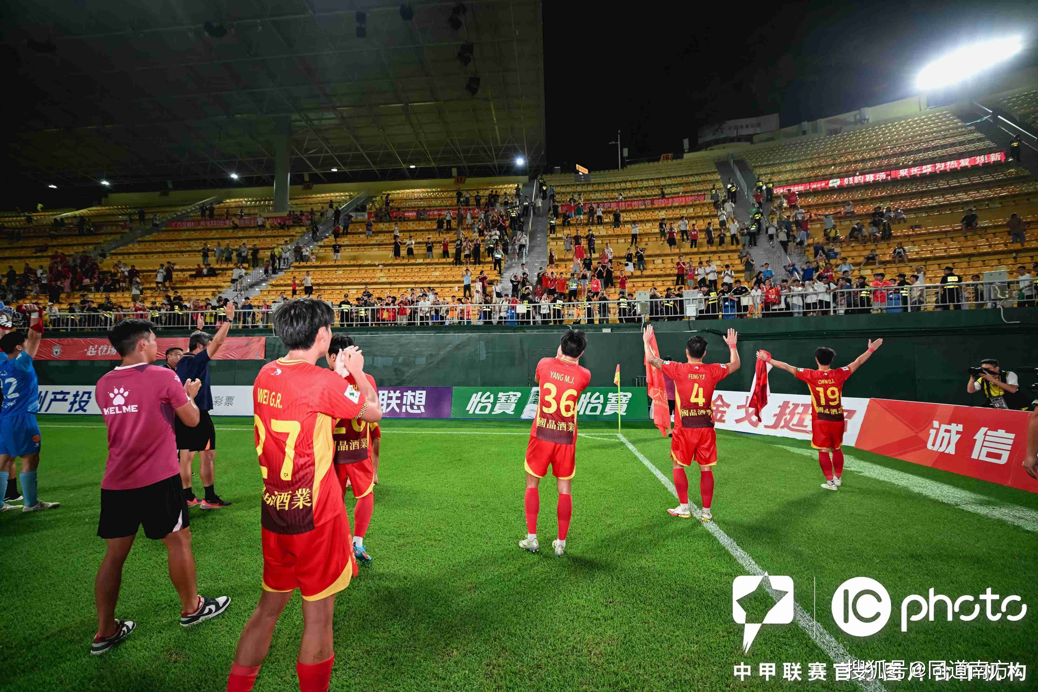 热门球队惊险赢得比赛,晋级下一轮 热门球队惊险赢得比赛,晋级下一轮