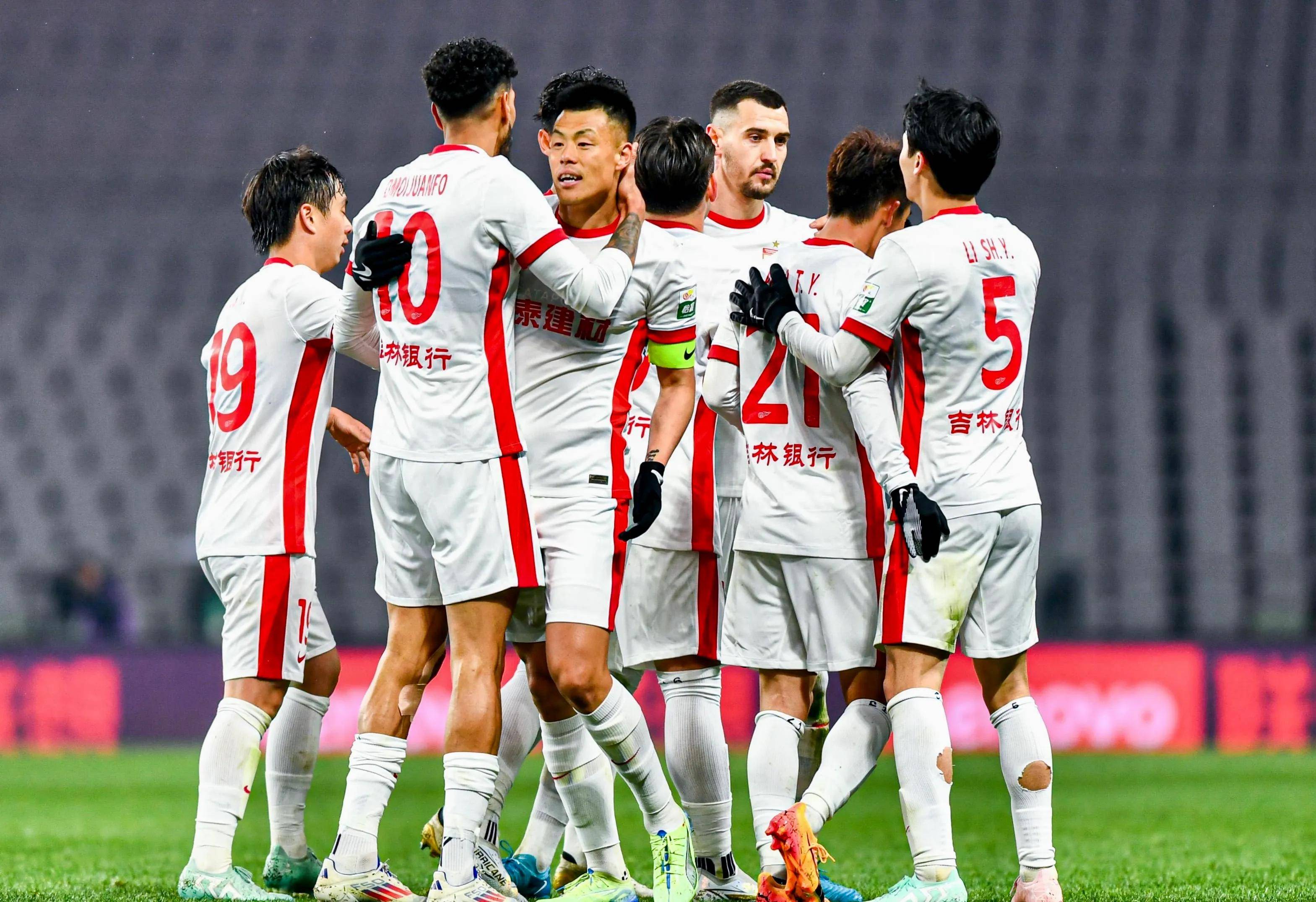 中超联赛冠军争夺激烈,各队拼搏不懈 中超联赛冠军争夺激烈,各队拼搏不懈