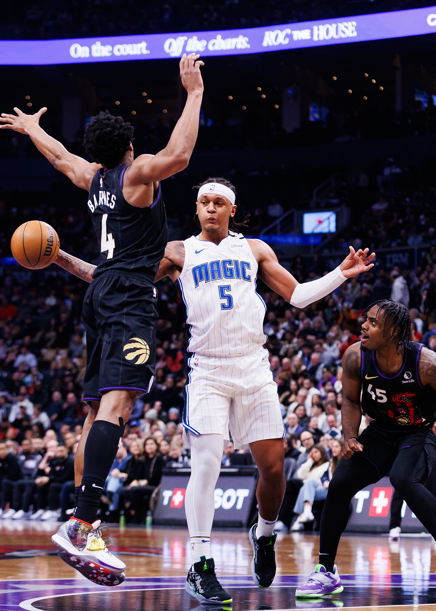 猛龙队主场取胜庆祝,球队新秀表现抢眼引关注 猛龙队主场取胜庆祝,球队新秀表现抢眼引关注