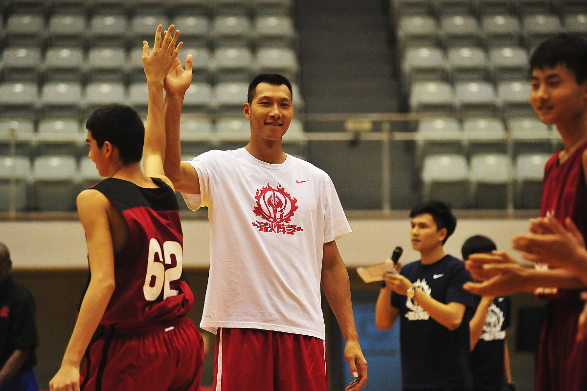 易建联与队友产生矛盾,引发球队内讧风波 易建联与队友产生矛盾,引发球队内讧风波