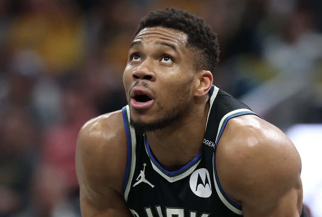 雄鹿队晋级季后赛,球队士气高涨 雄鹿队晋级季后赛,球队士气高涨