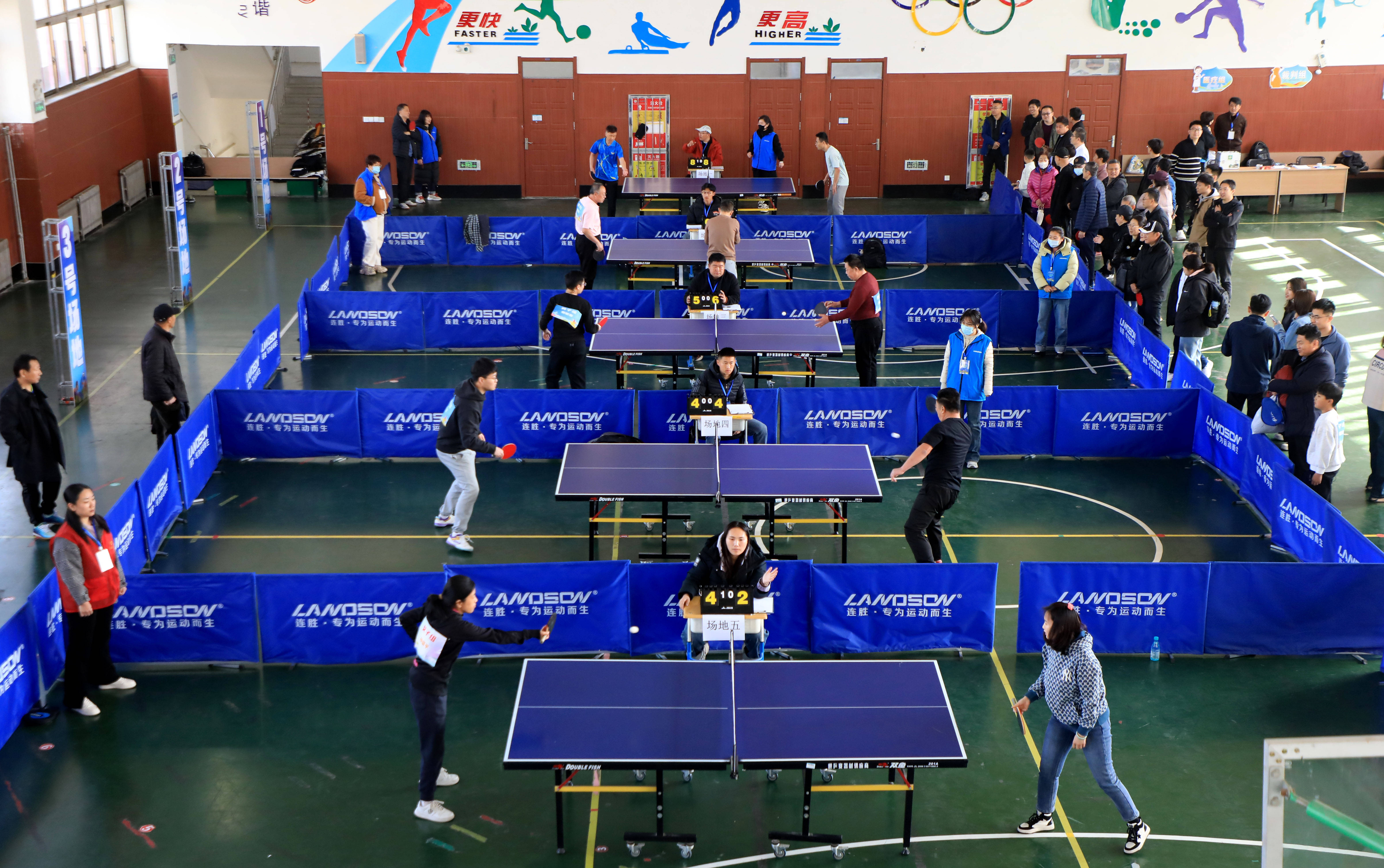 球员们团结一心，全力以赴展现出顽强斗志的简单介绍