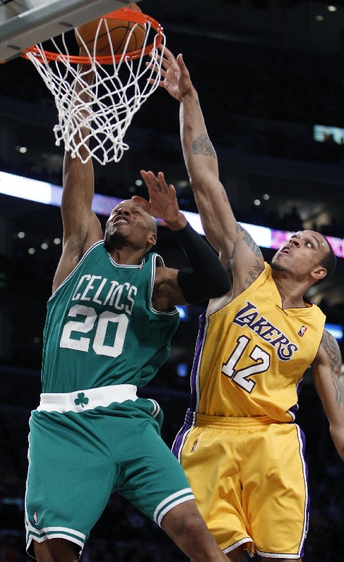 包含步行者客场击败凯尔特人，伦纳德贡献全队最高得分的词条