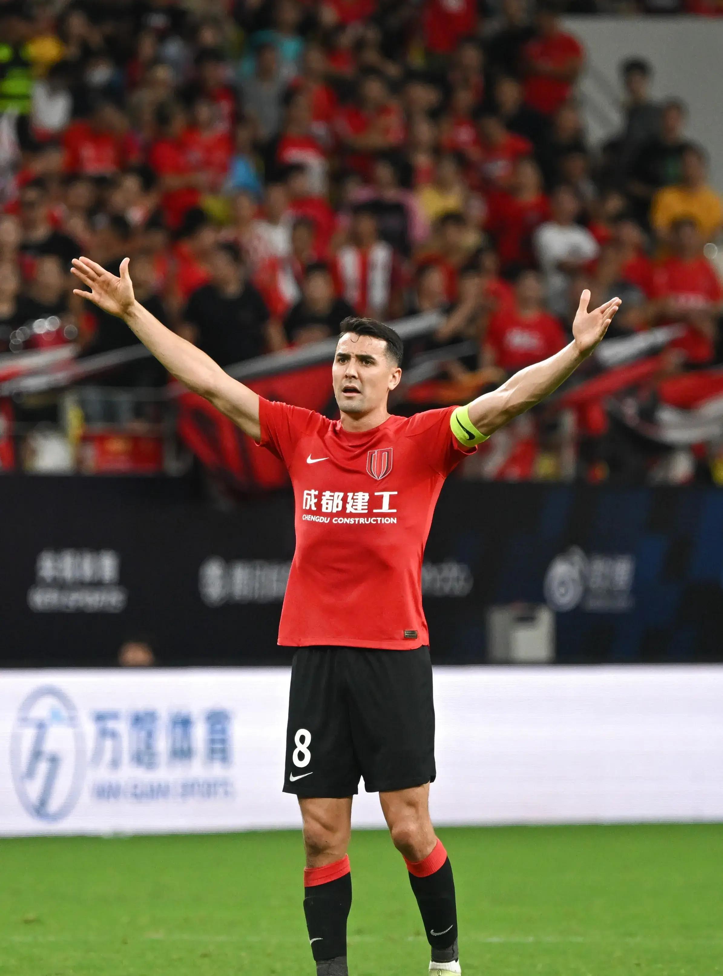 埃及前锋状态神勇,助力球队捍卫领先地位 埃及前锋状态神勇,助力球队捍卫领先地位