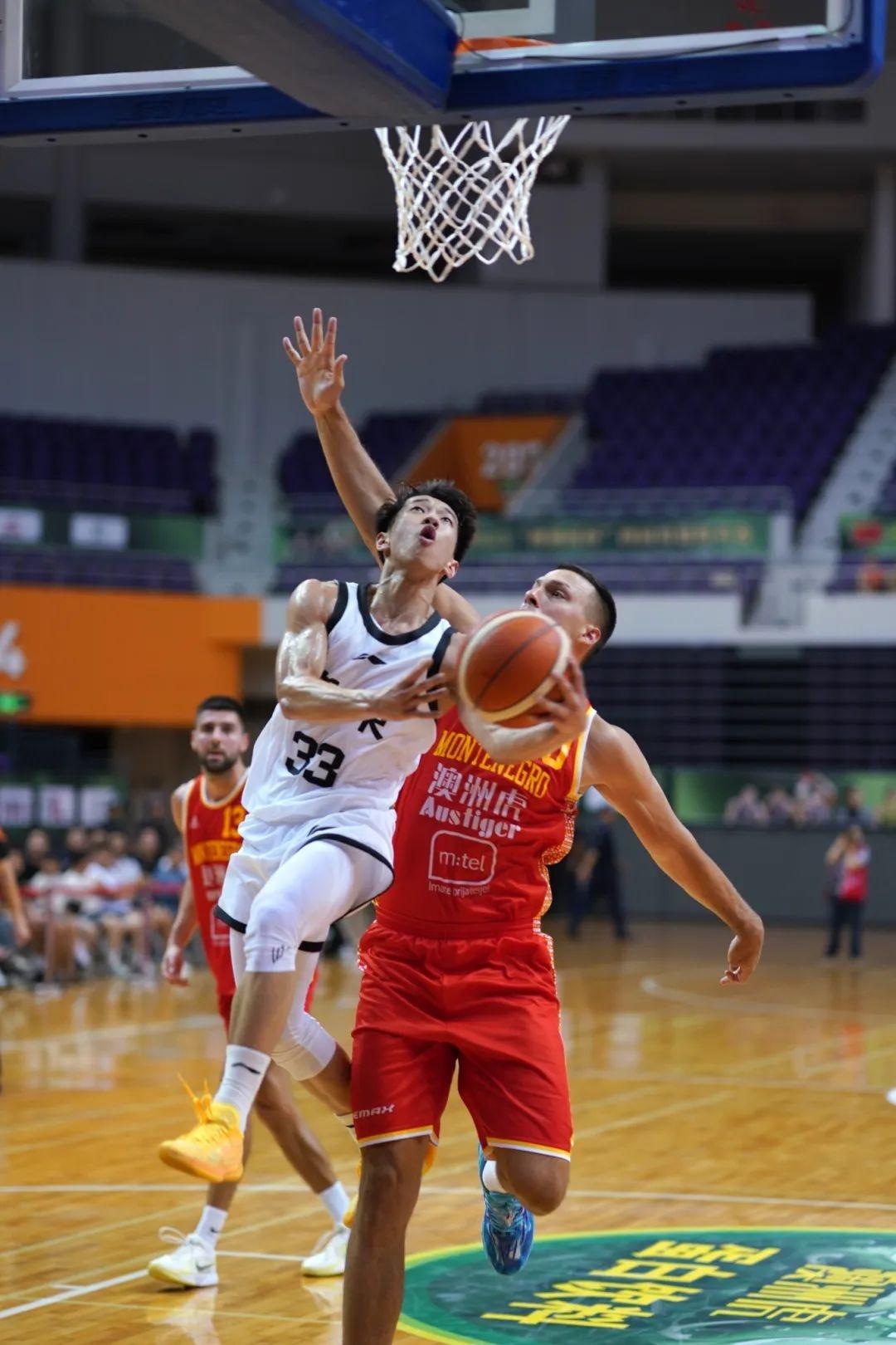 澳大利亚男子篮球队在比赛中取得胜利