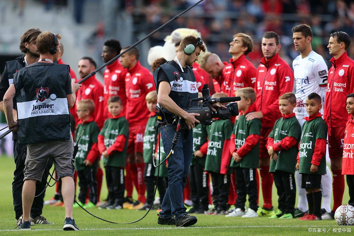 包含沃尔夫斯堡队员因伤退出下场比赛的词条